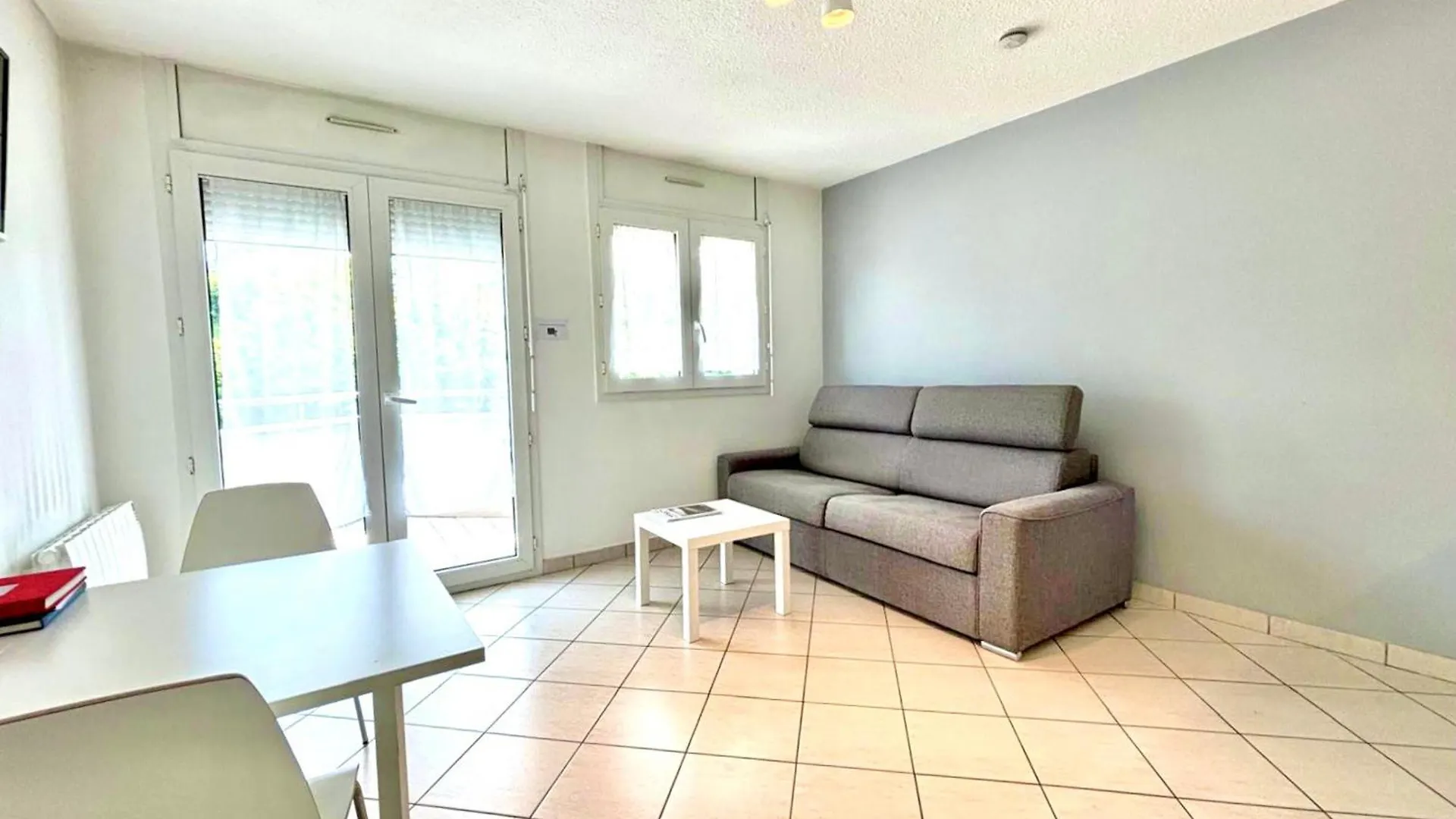 Studio Renove A Annecy Avec Terrasse, Proche Commerces Et Parking Prive - Fr-1-432-42
