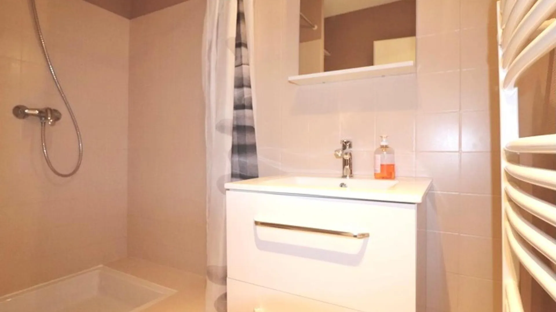 Studio Renove A Annecy Avec Terrasse, Proche Commerces Et Parking Prive - Fr-1-432-42