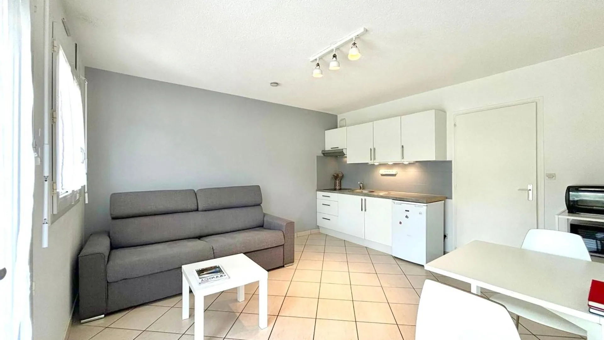 Studio Renove A Annecy Avec Terrasse, Proche Commerces Et Parking Prive - Fr-1-432-42 contacts